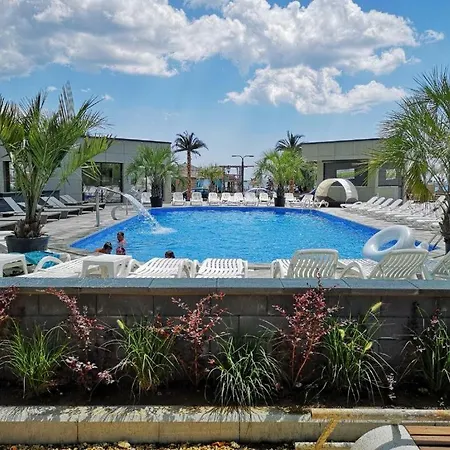 Deluxe N Pools Apartman